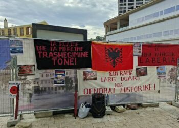 Protestë kundër ndërtimit të Muzeut Hebraik/ Qytetarët e Vlorës kërkojnë ndalimin e punimeve, përplasje me policinë