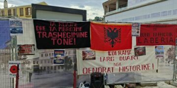 Protestë kundër ndërtimit të Muzeut Hebraik/ Qytetarët e Vlorës kërkojnë ndalimin e punimeve, përplasje me policinë