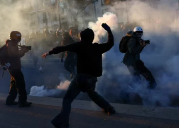 Protestat në Paris/ Mbi 400 të arrestuar, demonstruesit përplasen me policinë dhe shkatërrojnë trotuaret