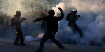 Protestat në Paris/ Mbi 400 të arrestuar, demonstruesit përplasen me policinë dhe shkatërrojnë trotuaret