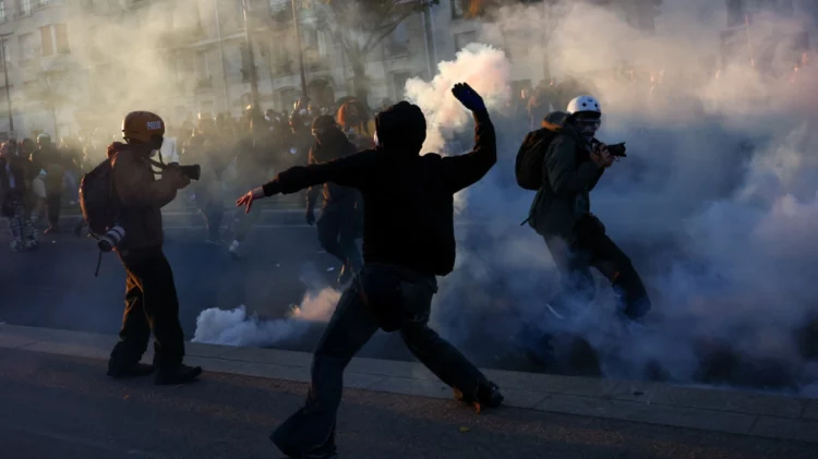 Protestat në Paris/ Mbi 400 të arrestuar, demonstruesit përplasen me policinë dhe shkatërrojnë trotuaret