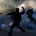Protestat në Paris/ Mbi 400 të arrestuar, demonstruesit përplasen me policinë dhe shkatërrojnë trotuaret