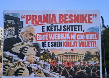 Pankartat pikante: “Prania Besnike e këtij shteti, është vjedhja në çdo nivel që e sheh krejt mileti”, “Ku ka miliarda, Bela bën hata”