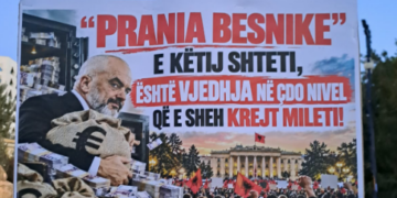 Pankartat pikante: “Prania Besnike e këtij shteti, është vjedhja në çdo nivel që e sheh krejt mileti”, “Ku ka miliarda, Bela bën hata”