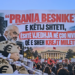 Pankartat pikante: “Prania Besnike e këtij shteti, është vjedhja në çdo nivel që e sheh krejt mileti”, “Ku ka miliarda, Bela bën hata”