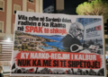 Qytetarët ironizojnë me pankarta: Rama me pasqyrë, Bela me skandale! Vila në Sardenja dolën, Kryeministri të shkojë në SPAK