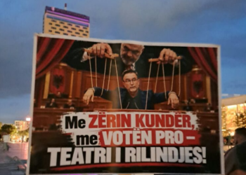 Pankartat ‘godasin’ Ramën dhe Braçen: Me zërin kundër, me votën pro