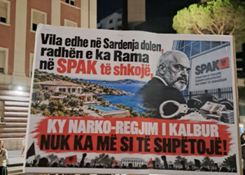 Qytetarët ironizojnë me pankarta: Rama me pasqyrë, Bela me skandale! Vila në Sardenja dolën, Kryeministri të shkojë në SPAK