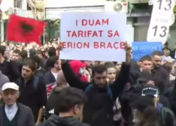 “Duam kushte, duam dije, jo pallavra qeverie”/ Thirrjet dhe pankartat e studentëve përpara Ministrisë së Arsimit
