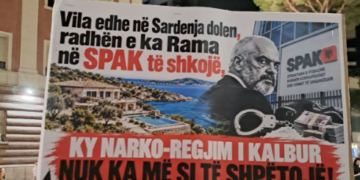 Qytetarët ironizojnë me pankarta: Rama me pasqyrë, Bela me skandale! Vila në Sardenja dolën, Kryeministri të shkojë në SPAK
