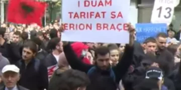“Duam kushte, duam dije, jo pallavra qeverie”/ Thirrjet dhe pankartat e studentëve përpara Ministrisë së Arsimit