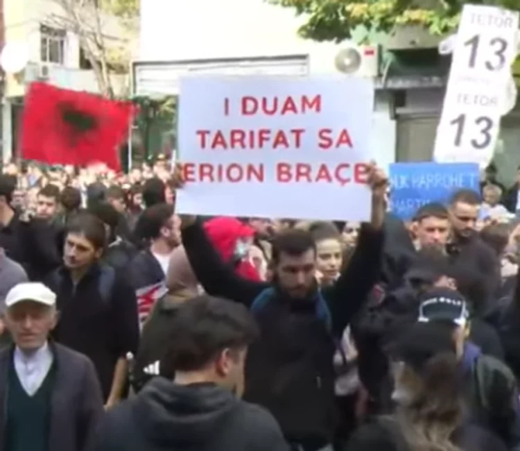 “Duam kushte, duam dije, jo pallavra qeverie”/ Thirrjet dhe pankartat e studentëve përpara Ministrisë së Arsimit