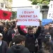 “Duam kushte, duam dije, jo pallavra qeverie”/ Thirrjet dhe pankartat e studentëve përpara Ministrisë së Arsimit