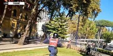 Aksion i policisë në Parkun Rinia, ujë dhe gaz lotësjellës ndaj protestuesve, disa të shoqëruar