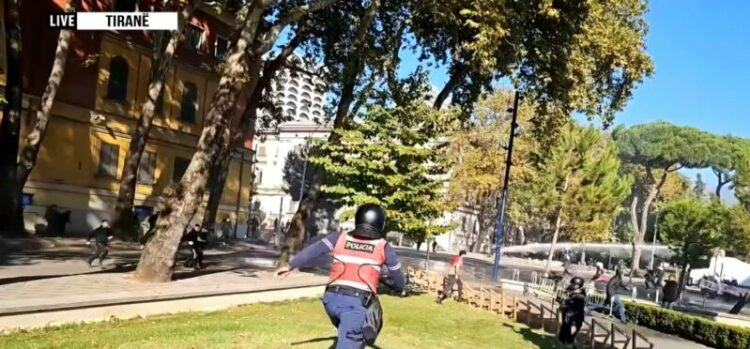 Aksion i policisë në Parkun Rinia, ujë dhe gaz lotësjellës ndaj protestuesve, disa të shoqëruar
