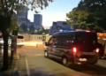Policia i bën pritë me furgona të rinjve te pazari i ri, trafiku i makinave ndihmon protestuesit të shpëtojnë nga shkopinjtë e gomës