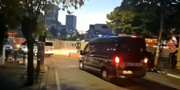 Policia i bën pritë me furgona të rinjve te pazari i ri, trafiku i makinave ndihmon protestuesit të shpëtojnë nga shkopinjtë e gomës