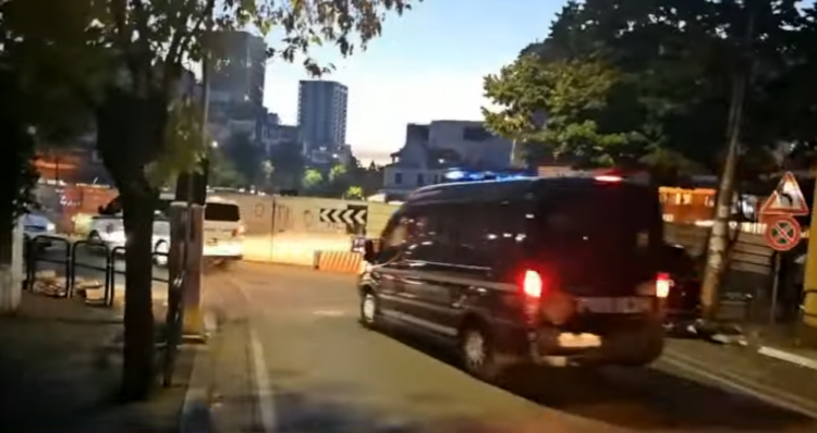Policia i bën pritë me furgona të rinjve te pazari i ri, trafiku i makinave ndihmon protestuesit të shpëtojnë nga shkopinjtë e gomës