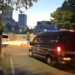 Policia i bën pritë me furgona të rinjve te pazari i ri, trafiku i makinave ndihmon protestuesit të shpëtojnë nga shkopinjtë e gomës