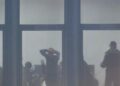 Tensione pranë selisë së PD-së, protestuesit ‘strehohen’ brenda, policia hedh gaz lotsjellës