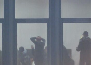 Tensione pranë selisë së PD-së, protestuesit ‘strehohen’ brenda, policia hedh gaz lotsjellës