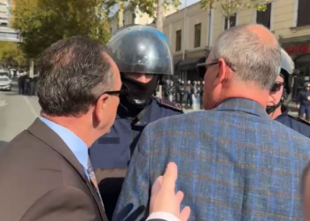 Policët i ndalojnë t’u bashkohen protestës së studentëve te Kuvendi, pedagogët heqin barrierat