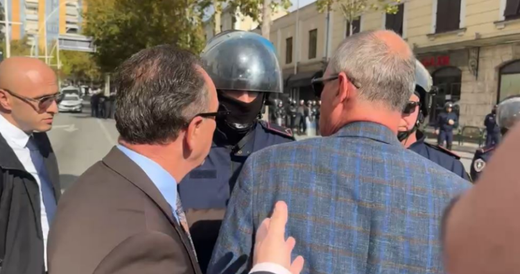 Policët i ndalojnë t’u bashkohen protestës së studentëve te Kuvendi, pedagogët heqin barrierat