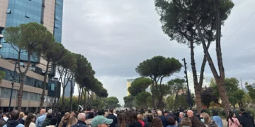 Pedagogët dhe studentët lënë Kryeministrinë, nisen drejt Ministrisë së Arsimit