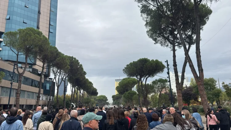 Pedagogët dhe studentët lënë Kryeministrinë, nisen drejt Ministrisë së Arsimit