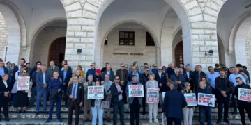 Kreu i Sindikatës së Pedagogëve: Të shkojmë në ndihmë të studentëve para Parlamentit