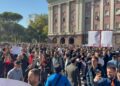 Refuzojnë dialogun, pedagogë dhe studentë sfidojnë kryeministrin poshtë zyrës së tij: Arrestoni Ramën!