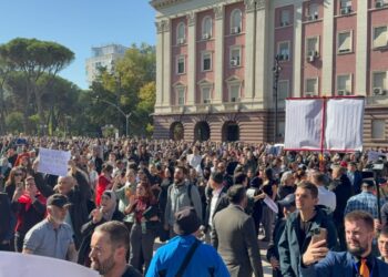 Refuzojnë dialogun, pedagogë dhe studentë sfidojnë kryeministrin poshtë zyrës së tij: Arrestoni Ramën!