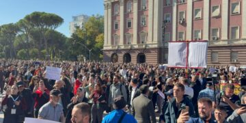 Refuzojnë dialogun, pedagogë dhe studentë sfidojnë kryeministrin poshtë zyrës së tij: Arrestoni Ramën!