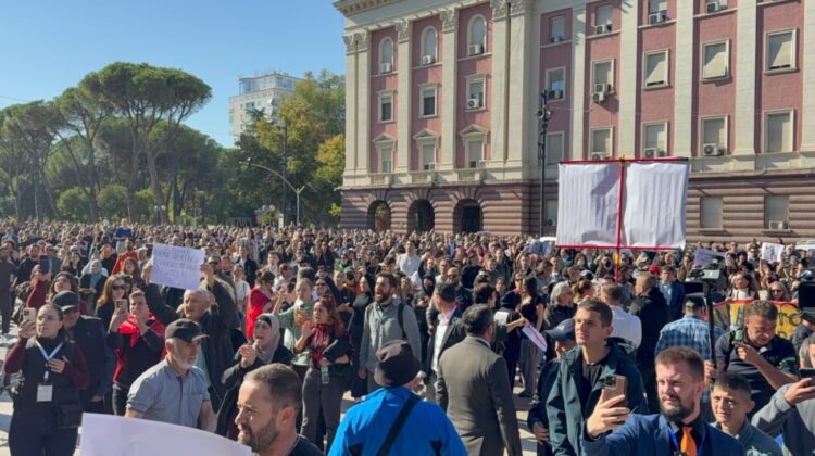 Refuzojnë dialogun, pedagogë dhe studentë sfidojnë kryeministrin poshtë zyrës së tij: Pa dorëheqje s’ka dialog