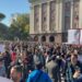 Refuzojnë dialogun, pedagogë dhe studentë sfidojnë kryeministrin poshtë zyrës së tij: Pa dorëheqje s’ka dialog
