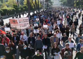 Ovacione dhe duartrokitje para Kryeministrisë, studentët e Mjekësisë i bashkohen protestës kundër Ramës