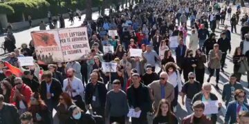 Ovacione dhe duartrokitje para Kryeministrisë, studentët e Mjekësisë i bashkohen protestës kundër Ramës