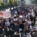 Ovacione dhe duartrokitje para Kryeministrisë, studentët e Mjekësisë i bashkohen protestës kundër Ramës