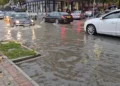 Durrësi nën pushtetin e ujit, përmbyten rrugët dhe vështirësohet qarkullimi i automjeteve