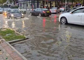 Durrësi nën pushtetin e ujit, përmbyten rrugët dhe vështirësohet qarkullimi i automjeteve