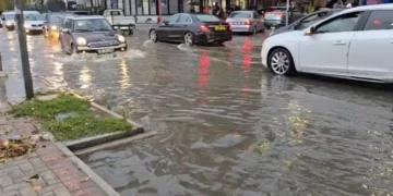 Durrësi nën pushtetin e ujit, përmbyten rrugët dhe vështirësohet qarkullimi i automjeteve