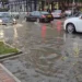 Durrësi nën pushtetin e ujit, përmbyten rrugët dhe vështirësohet qarkullimi i automjeteve