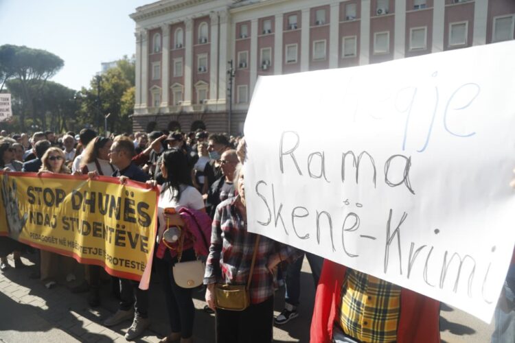 Revolta e të rinjve/ Pedagogët sot në protestë në orën 10:00, marshim në mbështetje të studentëve