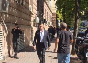 Protestuesit i zenë pritë Pirro Vengut para Kryesisë së Kuvendit: O hajduti i Edi Ramës!