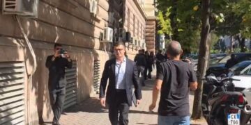 Protestuesit i zenë pritë Pirro Vengut para Kryesisë së Kuvendit: O hajduti i Edi Ramës!