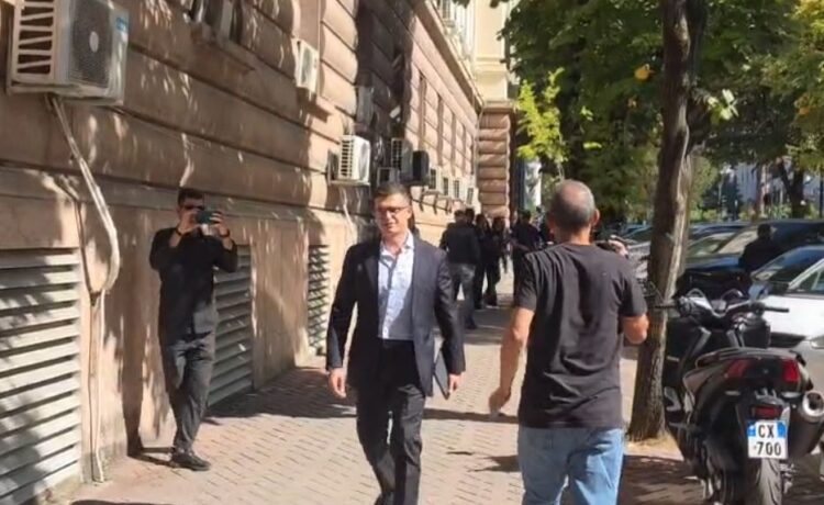 Protestuesit i zënë pritë Pirro Vengut para Kryesisë së Kuvendit: O hajduti i Edi Ramës!