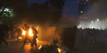 Policia nis të qëllojë me plumba gome drejt protestuesve