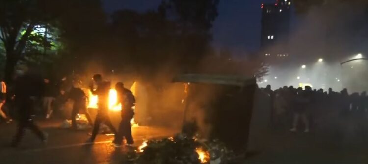 Policia nis të qëllojë me plumba gome drejt protestuesve
