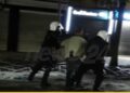 Protestuesi në tokë, momenti kur goditet me shkelma nga policët (VIDEO)