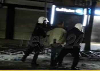 Protestuesi në tokë, momenti kur goditet me shkelma nga policët (VIDEO)